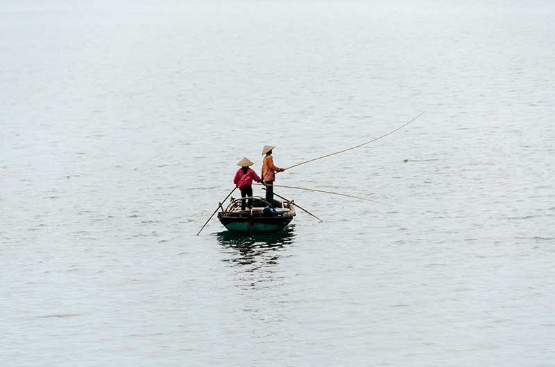 36 - Vietnam - Bahia de Halong - pescadores